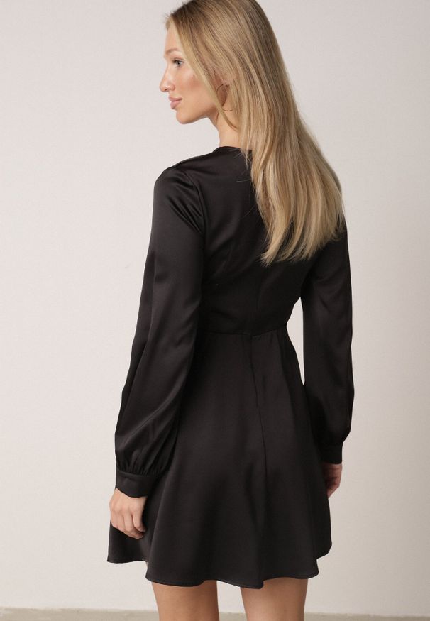 Born2be - Czarna Satynowa Sukienka VICES z Bawełny o Kopertowym Kroju Glanita. Okazja: na co dzień. Kolor: czarny. Materiał: satyna, bawełna. Typ sukienki: kopertowe. Styl: casual, klasyczny