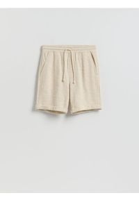 Reserved - Szorty regular fit - beżowy. Kolor: beżowy. Materiał: dzianina, bawełna