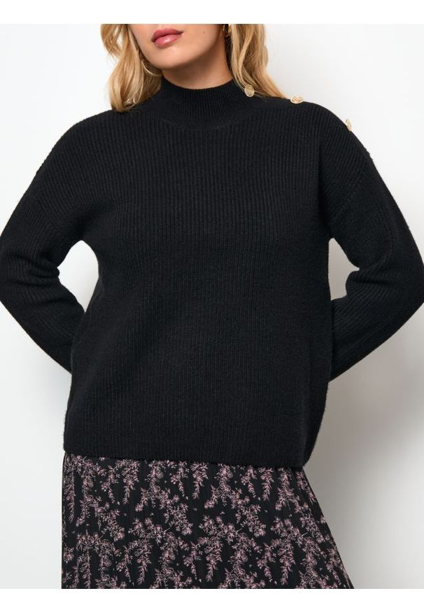 Sinsay - Prążkowany sweter z guzikami na ramieniu - czarny. Typ kołnierza: golf. Kolor: czarny. Materiał: prążkowany. Długość rękawa: długi rękaw. Długość: długie