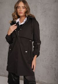 Renee - Czarna Kurtka Przejściowa Typu Parka z Odpinanym Kapturem Ozdobiona Sznurkami Fallaiah. Okazja: na co dzień. Kolor: czarny. Materiał: skóra. Wzór: aplikacja. Styl: casual #7