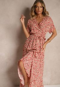 Renee - Czerwona Sukienka z Bawełną Ozdobiona Wiązaniem w Talii i Kwiatami Lunaziela. Okazja: na co dzień, na imprezę. Kolor: czerwony. Materiał: bawełna. Wzór: aplikacja, kwiaty. Sezon: lato. Styl: casual #3