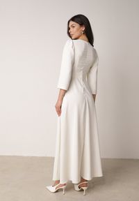 Born2be - Jasnobeżowa Kopertowa Sukienka Wieczorowa z Metaliczną Aplikacją w Talii Henalana. Okazja: na imprezę. Typ kołnierza: dekolt w serek. Kolor: beżowy. Wzór: aplikacja. Typ sukienki: kopertowe. Styl: wizytowy #5