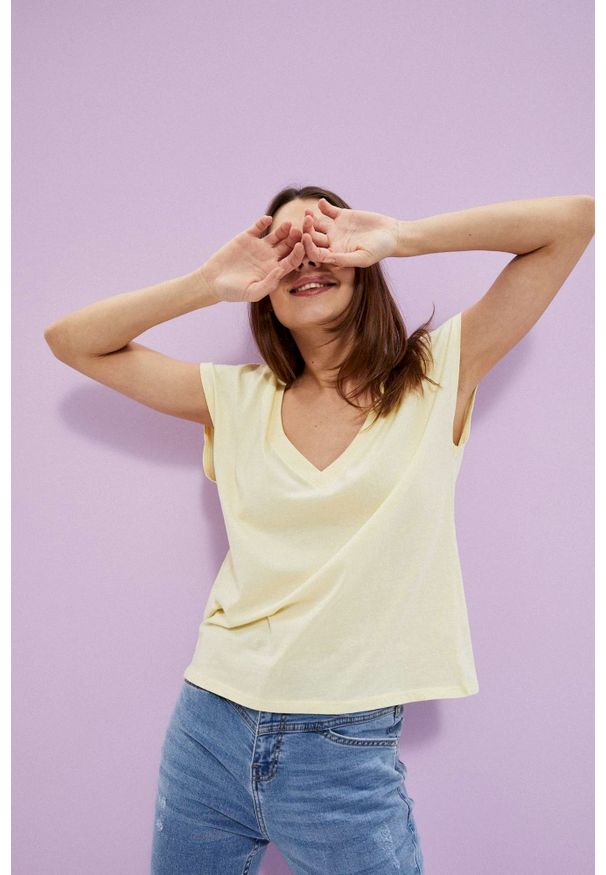 MOODO - Bawełniany t-shirt. Typ kołnierza: dekolt w serek. Materiał: bawełna. Długość rękawa: bez rękawów. Wzór: gładki