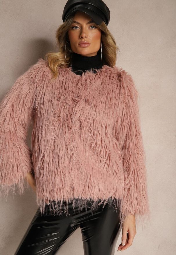 Renee - Różowa Futerkowa Kurtka o Prostym Kroju z Zapięciem na Haftki Sialithiel. Okazja: na imprezę, na co dzień. Kolor: różowy. Styl: casual, klasyczny, elegancki