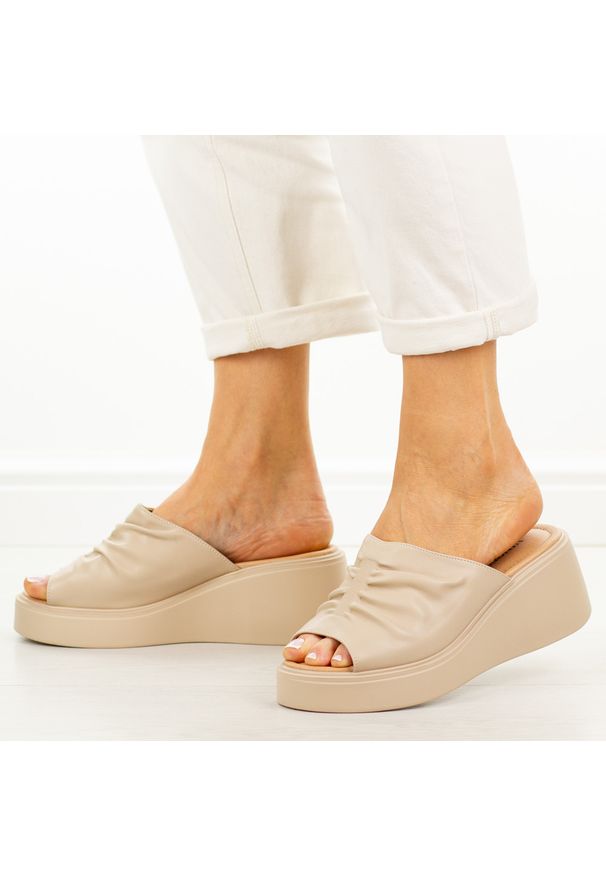 Beżowe skórzane klapki damskie na platformie Vinceza 66949. Okazja: na co dzień, na spacer. Kolor: beżowy. Materiał: skóra. Sezon: wiosna, lato. Obcas: na platformie. Styl: casual