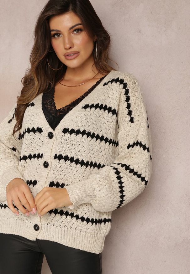 Renee - Jasnobeżowy Kardigan Zapinany w Paski Oullas. Kolor: beżowy. Materiał: tkanina, dzianina. Wzór: paski
