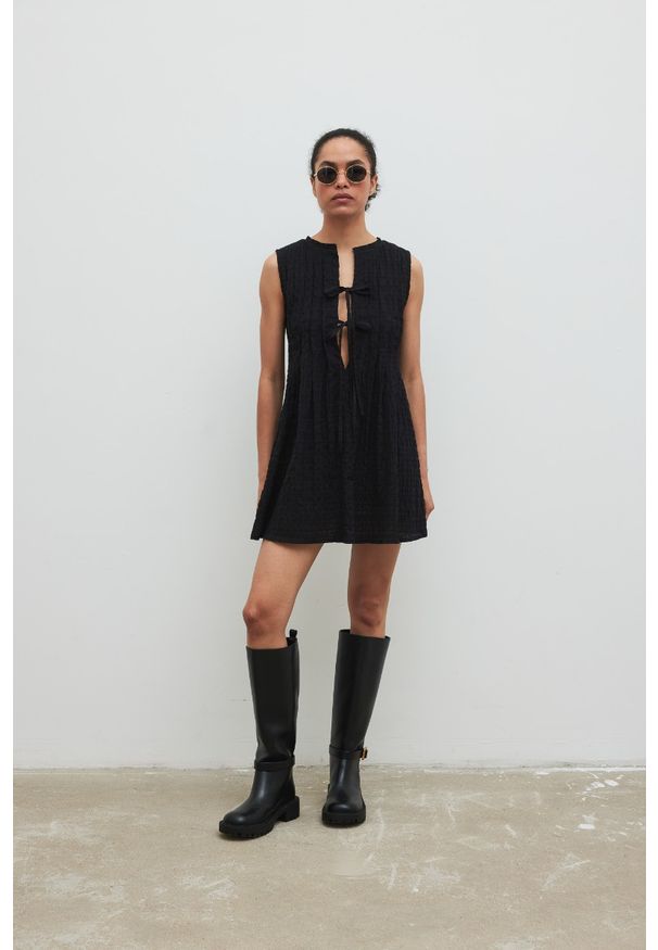 Marsala - Bawełniana sukienka z wiązaniem na dekolcie w kolorze CZARNYM - LOVER. Kolor: czarny. Materiał: bawełna. Długość rękawa: bez rękawów