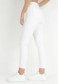 Born2be - Białe Jeansy Skinny z Regularnym Stanem Ingas. Kolor: biały. Długość: krótkie. Wzór: gładki