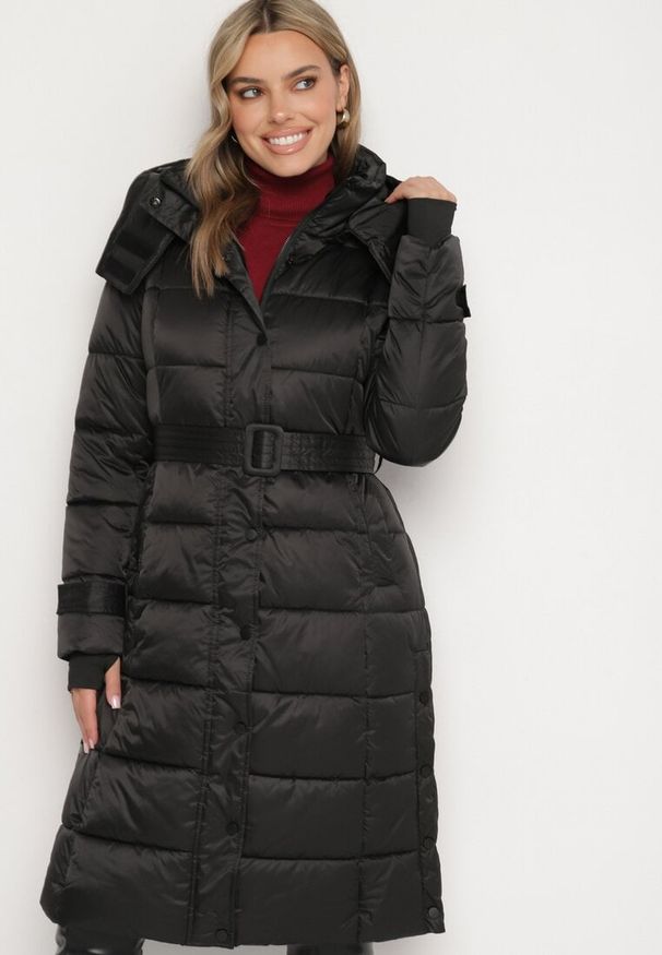 Born2be - Czarna Kurtka Pikowana o Długim Fasonie z Paskiem w Talii Delathiel. Okazja: na co dzień. Kolor: czarny. Materiał: jeans. Długość: długie. Styl: klasyczny, casual, elegancki