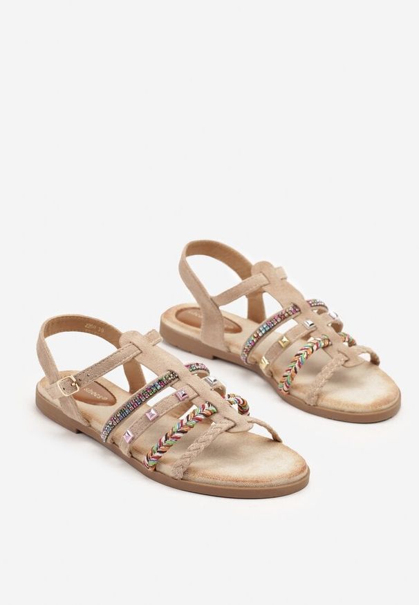 Born2be - Ciemnobeżowe Sandały Ozdobione Cyrkoniami i Ćwiekami Ronovia. Okazja: na co dzień. Zapięcie: sprzączka. Kolor: beżowy. Wzór: aplikacja. Obcas: na płaskiej podeszwie. Styl: casual, klasyczny