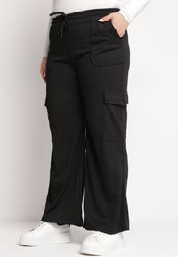 Born2be - Czarne Spodnie z Gumką w Talii z Szerokimi Nogawkami i Dużymi Kieszeniami Ubavia. Kolor: czarny. Materiał: tkanina #1