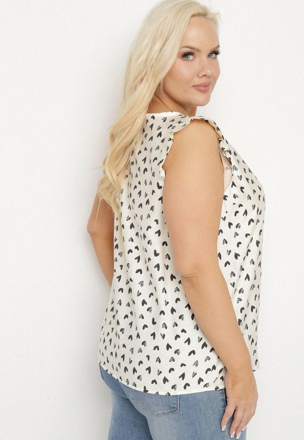 Born2be - Beżowo-Czarna Bluzka z Wiskozą w Serduszka z Falbankami na Ramionach Tasozi. Okazja: na co dzień. Typ kołnierza: kołnierz z falbankami. Kolekcja: plus size. Kolor: czarny. Materiał: wiskoza. Styl: casual