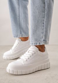Renee - Białe Sneakersy VICES na Platformie w Stylu Chunky z Perforacją Hypsyllis. Okazja: na co dzień. Kolor: biały. Materiał: jeans. Obcas: na platformie #5