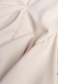 Renee - Beżowa Sukienka z Wiskozą o Rozkloszowanym Kroju z Falbankami i Wiązaniem Meriianes. Okazja: na randkę. Typ kołnierza: kołnierz z falbankami. Kolor: beżowy. Materiał: wiskoza. Styl: elegancki #2