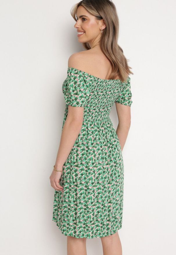 Born2be - Zielona Wiskozowa Sukienka Hiszpanka z Gumkami w Pasie Valdina. Okazja: na co dzień. Typ kołnierza: dekolt hiszpanka. Kolor: zielony. Materiał: wiskoza. Długość rękawa: krótki rękaw. Sezon: lato. Styl: casual, wakacyjny