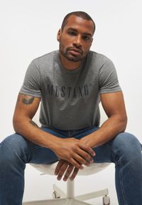 Mustang - MUSTANG Style Alex C LOGO Tee MĘSKI T-SHIRT KOSZULKA Mid Grey Melange 1013221 4140