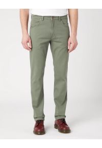 Wrangler - WRANGLER MĘSKIE SPODNIE MATERIAŁOWE GREENSBORO DUSTY OLIVE 112341466. Materiał: materiał