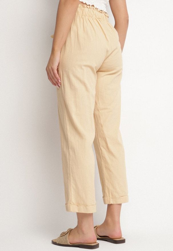 Born2be - Beżowe Bawełniane Spodnie z Wysokim Stanem i Ozdobnym Wiązaniem Vilwia. Okazja: na co dzień. Stan: podwyższony. Kolor: beżowy. Materiał: bawełna. Styl: elegancki, casual, klasyczny