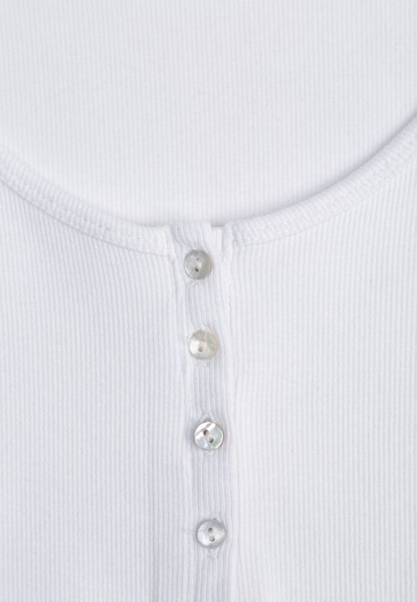 Born2be - Biały Prążkowany T-shirt z Bawełny Ozdobiony Guzikami Tasavia. Okazja: na co dzień. Kolor: biały. Materiał: bawełna, prążkowany. Wzór: aplikacja. Styl: casual, klasyczny
