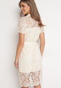 Born2be - Jasnobeżowa Koszulowa Sukienka Koronkowa z Wiązanym Paskiem Sachaela. Kolor: beżowy. Materiał: koronka. Typ sukienki: koszulowe. Długość: midi #6