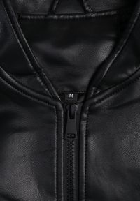 Born2be - Czarna Kurtka Bomberka z Imitacji Skóry o Krótkim Kroju Edalindra. Okazja: na randkę. Kolor: czarny. Materiał: skóra. Długość: krótkie. Wzór: kwiaty #6