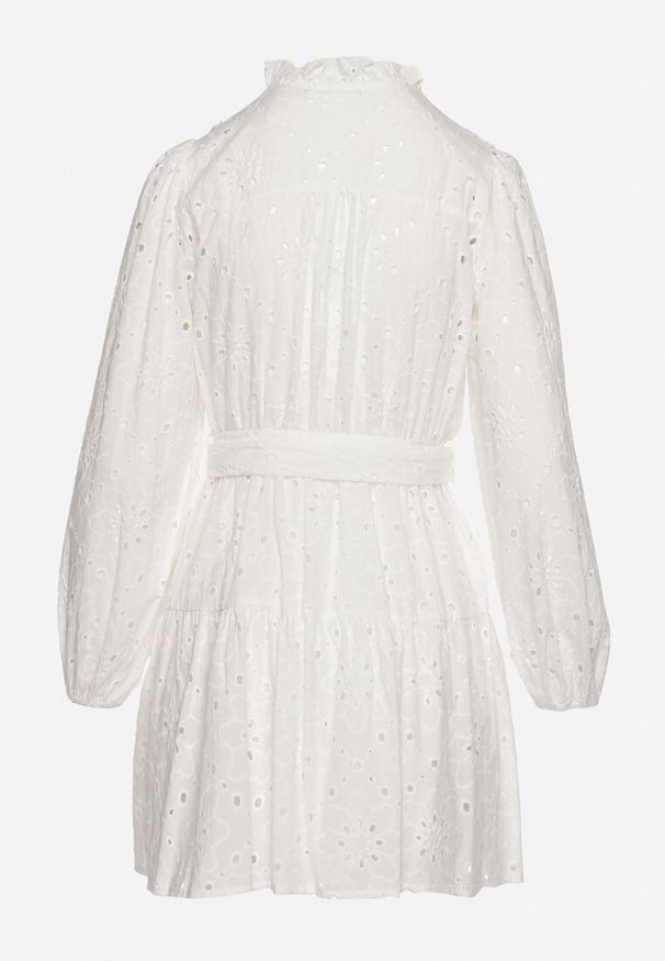 Born2be - Biała Haftowana Sukienka Mini z Bawełny z Paskiem i Ażurowym Wzorem Aislina. Typ kołnierza: kołnierz z falbankami. Kolor: biały. Materiał: bawełna. Wzór: ażurowy, haft. Sezon: wiosna, lato. Długość: mini