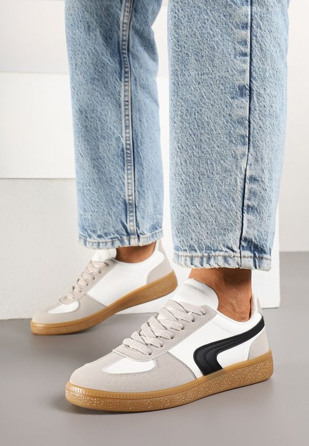 Renee - Biało-Czarne Casualowe Sneakersy Typu Kultowe Tenisówki Ablerri. Okazja: na co dzień. Kolor: biały. Materiał: skóra