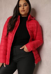 Renee - Czerwona Kurtka Pikowana Jyva. Kolekcja: plus size. Kolor: czerwony. Materiał: tkanina, materiał. Długość rękawa: długi rękaw. Długość: długie. Sezon: jesień, zima #5