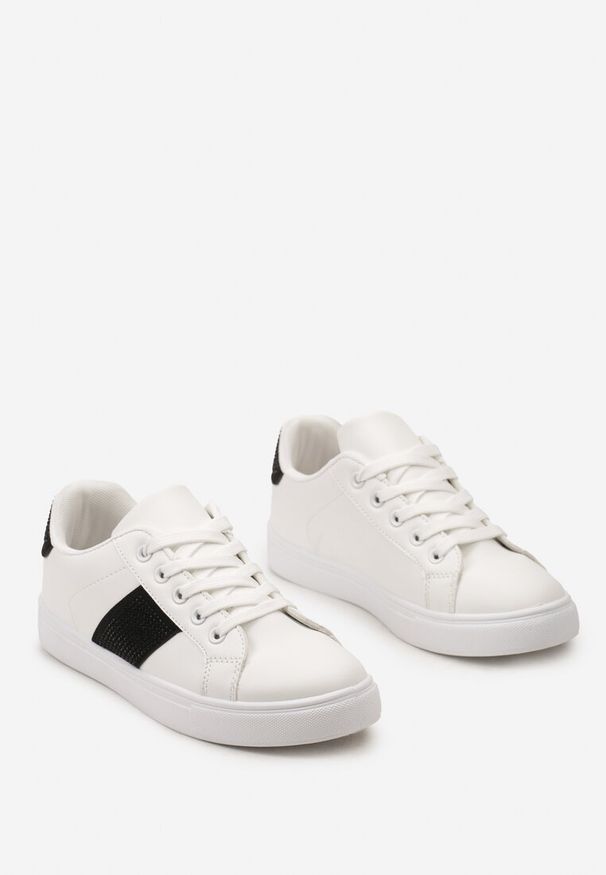 Born2be - Bialo-Czarne Sneakersy Ozdobione Cyrkoniami Perlara. Nosek buta: okrągły. Zapięcie: sznurówki. Kolor: biały. Materiał: materiał. Wzór: aplikacja. Obcas: na obcasie. Wysokość obcasa: niski