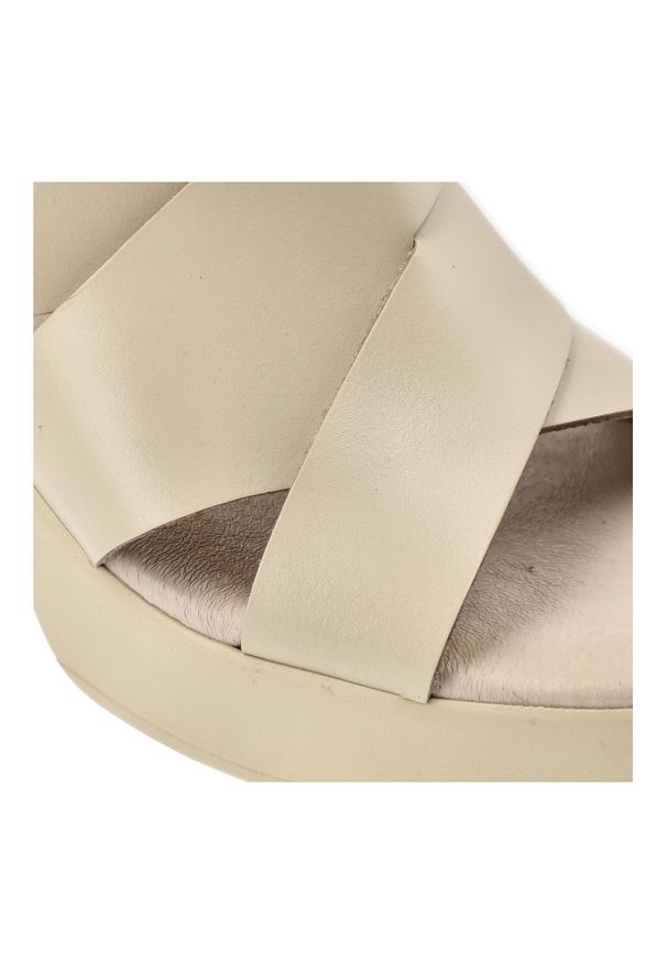 Klapki damskie Armodo, cholewka ze skóry naturalnej licowej z szerokimi krzyżującymi się paskami na wysokim obcasie, beżowe, 40524. Kolor: beżowy. Materiał: skóra. Obcas: na obcasie. Wysokość obcasa: wysoki