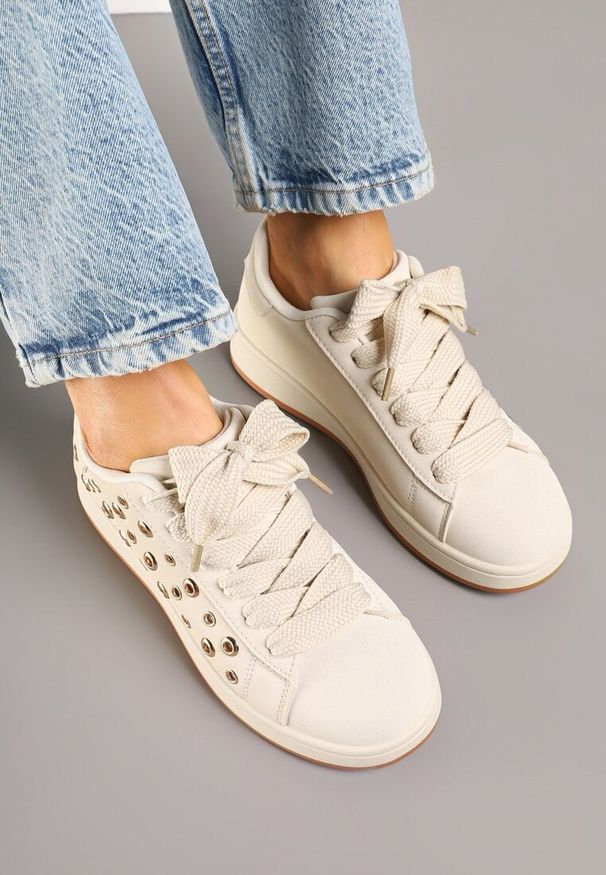 Renee - Beżowe Sneakersy z Ozdobnymi Nitami Feloriela. Kolor: beżowy. Materiał: jeans