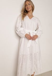 Born2be - Biała Bawełniana Sukienka Boho z Paskiem Haftem i Ażurowymi Wstawkami Orilise. Okazja: na co dzień, do pracy, na randkę. Kolor: biały. Materiał: bawełna. Długość rękawa: długi rękaw. Wzór: ażurowy, haft. Typ sukienki: proste. Styl: boho #2