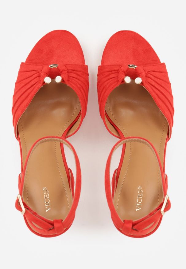 Renee - Czerwone Sandały VICES na Szpilce Zdobione Marszczeniem i Aplikacją Synalirea. Zapięcie: pasek. Kolor: czerwony. Wzór: aplikacja. Obcas: na szpilce. Styl: elegancki, klasyczny