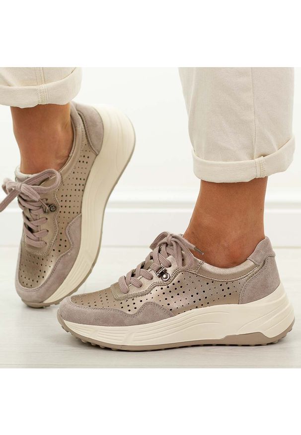 Beżowe skórzane ażurowe półbuty damskie T.Sokolski w26-295. Okazja: na spacer, na co dzień. Nosek buta: okrągły. Zapięcie: sznurówki. Kolor: beżowy. Szerokość cholewki: normalna. Wzór: ażurowy. Materiał: skóra. Sezon: wiosna, lato. Obcas: na koturnie. Styl: casual, elegancki, klasyczny