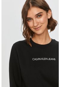 Calvin Klein Jeans - Bluza. Typ kołnierza: bez kaptura. Kolor: czarny. Materiał: bawełna, poliester, dzianina. Wzór: nadruk #4