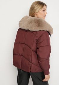 Born2be - Bordowa Puchowa Kurtka Pikowana z Futrzanym Kołnierzem Lanivela. Okazja: do pracy, na co dzień, na spotkanie biznesowe. Kolekcja: plus size. Kolor: czerwony. Materiał: futro, puch. Styl: casual, biznesowy #5