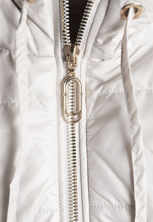 Born2be - Jasnoszara Kamizelka z Nieodpinanym Kapturem i Geometrycznym Pikowaniem Kalousa. Okazja: na co dzień. Kolor: szary. Materiał: jeans, dresówka. Długość rękawa: długi rękaw. Wzór: geometria. Styl: casual, klasyczny