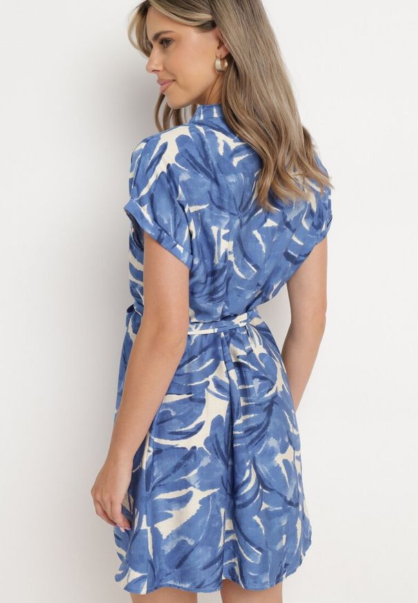 Born2be - Niebieska Pudełkowa Sukienka z Dekoltem w Serek o Roślinnym Wzorze z Paskiem w Talii Resevia. Okazja: na spacer, na co dzień. Typ kołnierza: dekolt w serek. Kolor: niebieski. Długość rękawa: krótki rękaw. Sezon: lato. Typ sukienki: proste. Styl: wizytowy, casual, elegancki