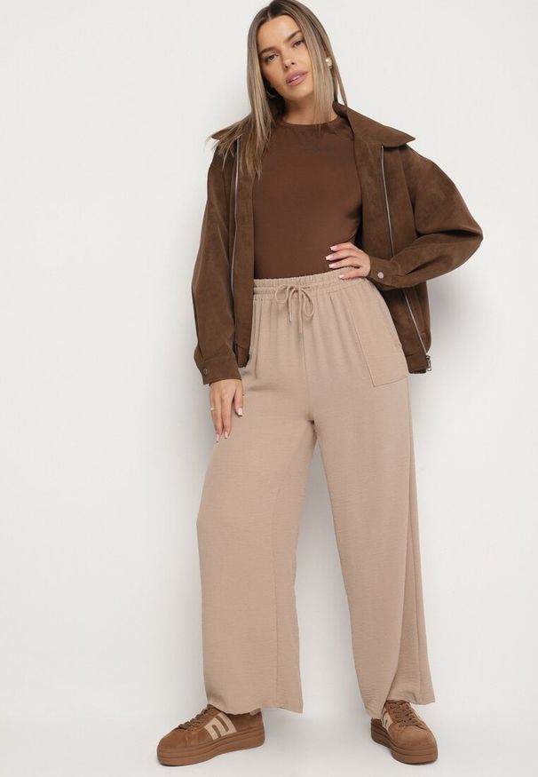 Born2be - Ciemnobeżowe Spodnie z Wiskozą o Szerokim Kroju ze Ściągaczem w Talii Lavirre. Okazja: na co dzień. Kolor: beżowy. Materiał: wiskoza. Styl: klasyczny, casual, wizytowy
