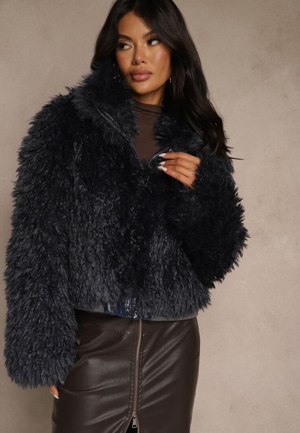 Renee - Niebieska Puszysta Kurtka Futerko Cropped z Wysokim Kołnierzem Lanarea. Okazja: na imprezę, na co dzień. Typ kołnierza: golf. Kolekcja: plus size. Kolor: niebieski. Materiał: futro. Długość: krótkie. Sezon: zima, jesień. Styl: casual, elegancki
