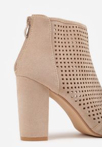 Born2be - Jasnobeżowe Ażurowe Sandały Vices na Obcasie Felileva. Okazja: na spotkanie biznesowe. Nosek buta: otwarty. Kolor: beżowy. Wzór: ażurowy. Sezon: lato. Obcas: na obcasie. Styl: klasyczny, biznesowy. Wysokość obcasa: średni #4