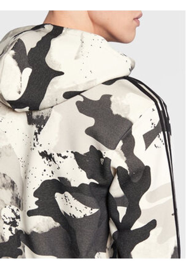 Adidas - adidas Bluza Camo Series HK2805 Szary Regular Fit. Kolor: szary. Materiał: bawełna