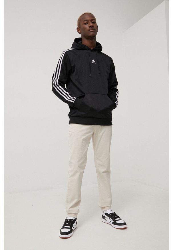 adidas Originals bluza Adicolor męska kolor czarny z kapturem z aplikacją. Okazja: na co dzień. Typ kołnierza: kaptur. Kolor: czarny. Materiał: materiał. Wzór: aplikacja. Styl: casual