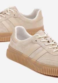 Renee - Beżowe Zamszowe Sneakersy Tenisówki z Wkładką ze Skóry Naturalnej Ozdobione Tłoczeniem Meluella. Okazja: na co dzień, na spacer. Kolor: beżowy. Materiał: zamsz, skóra. Szerokość cholewki: normalna. Wzór: aplikacja. Sport: turystyka piesza #5