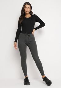 Born2be - Ciemnoszare Legginsy z Elastycznej Bawełny z Wiązaniem w Talii Blemania. Kolor: szary. Materiał: bawełna #3