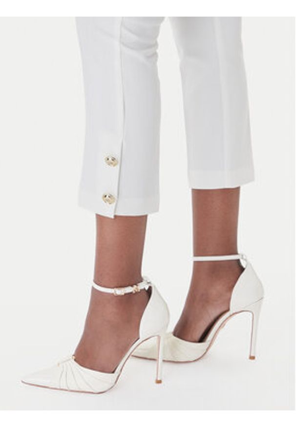 Rinascimento Spodnie materiałowe CFC0128641003 Biały Slim Fit. Kolor: biały. Materiał: syntetyk