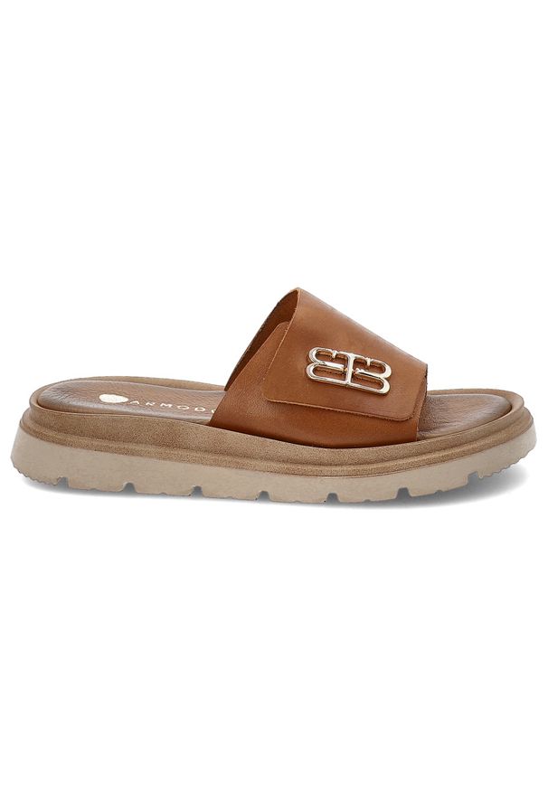 Brązowe Klapki Armodo Stylowe Obuwie Damskie Ze Skóry Naturalnej. Okazja: na co dzień. Kolor: brązowy. Materiał: skóra. Sezon: lato. Styl: elegancki