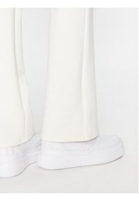 Guess Spodnie dresowe V3BB09 KBCK2 Biały Regular Fit. Kolor: biały. Materiał: bawełna, dresówka, syntetyk #4