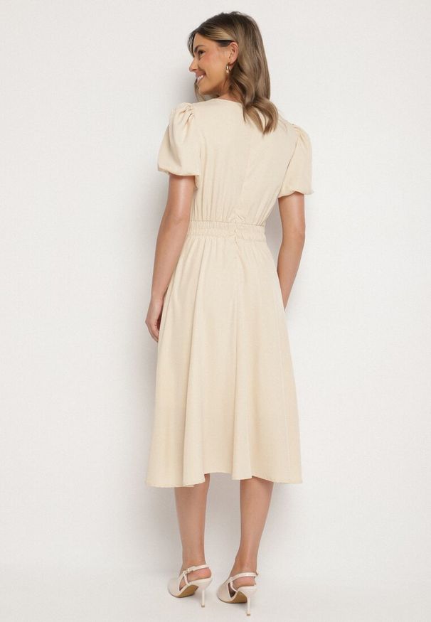 Born2be - Beżowa Sukienka Vices o Rozkloszowanym Kroju z Odpinanym Kwiatem 3D Rallarea. Kolor: beżowy. Wzór: kwiaty. Sezon: wiosna, lato