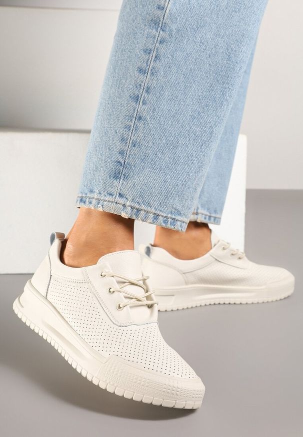 Renee - Beżowe Skórzane Sneakersy Ozdobione Perforacją Sorivna. Okazja: na co dzień. Zapięcie: sznurówki. Kolor: beżowy. Materiał: skóra. Wzór: aplikacja